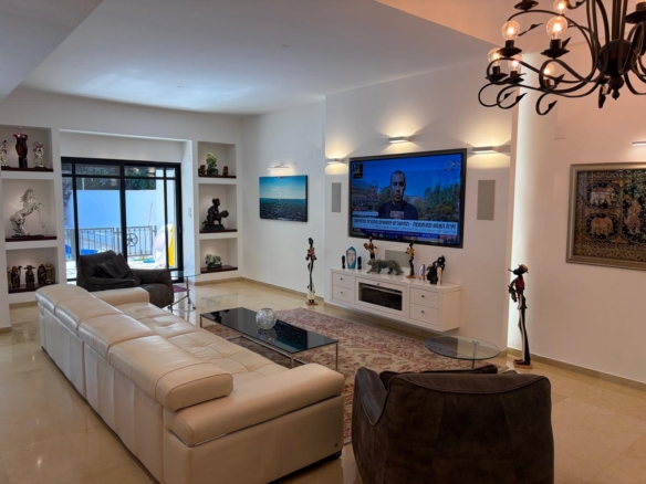 דו-משפחתי מפואר למכירה בקיסריה