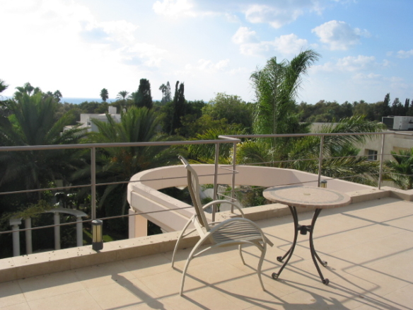 מגרש למכירה בקיסריה — 850 מ"ר באזור מבוקש לבנייה עצמית