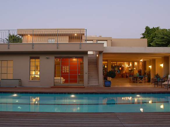 וילה יוקרתית עם בריכה וגינה מטופחת למכירה בקיסריה — 550 מ"ר